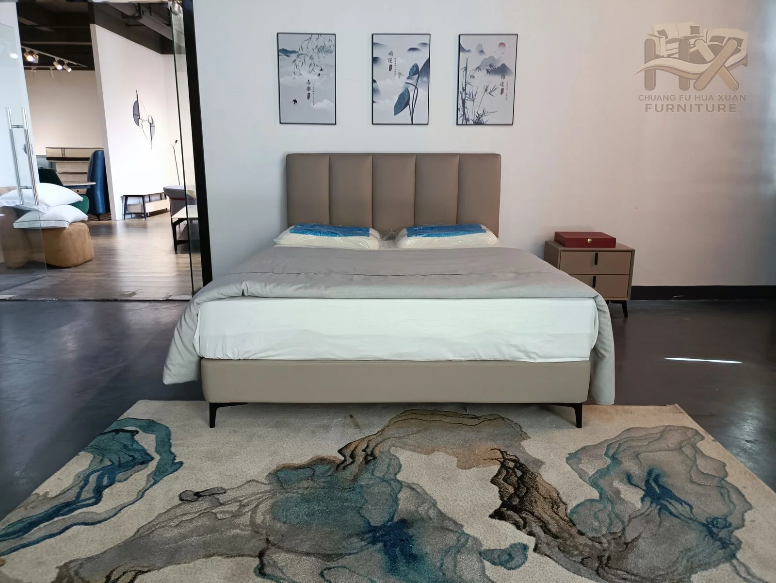 A pale frame sits below a broad headboard divided by subtle horizontal layers, shown both in a room display and from side angles.