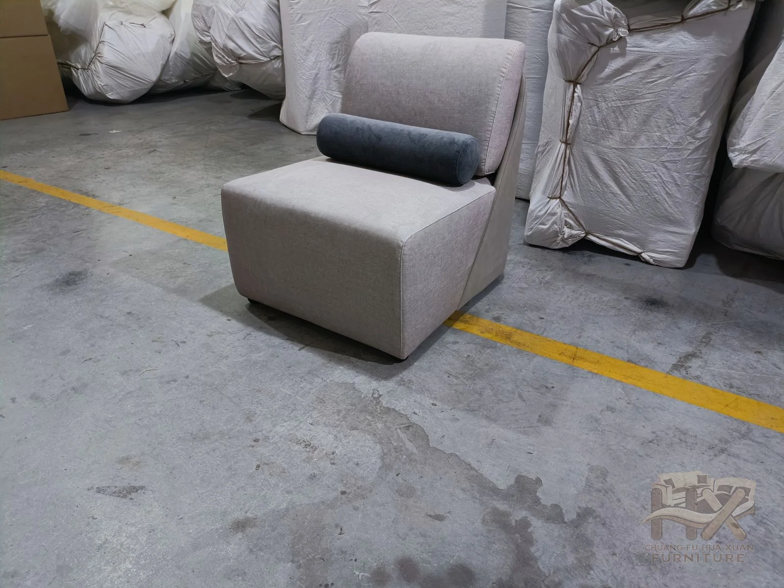 A pale grey seat and arms are framed by a darker band wrapping around the outer back.