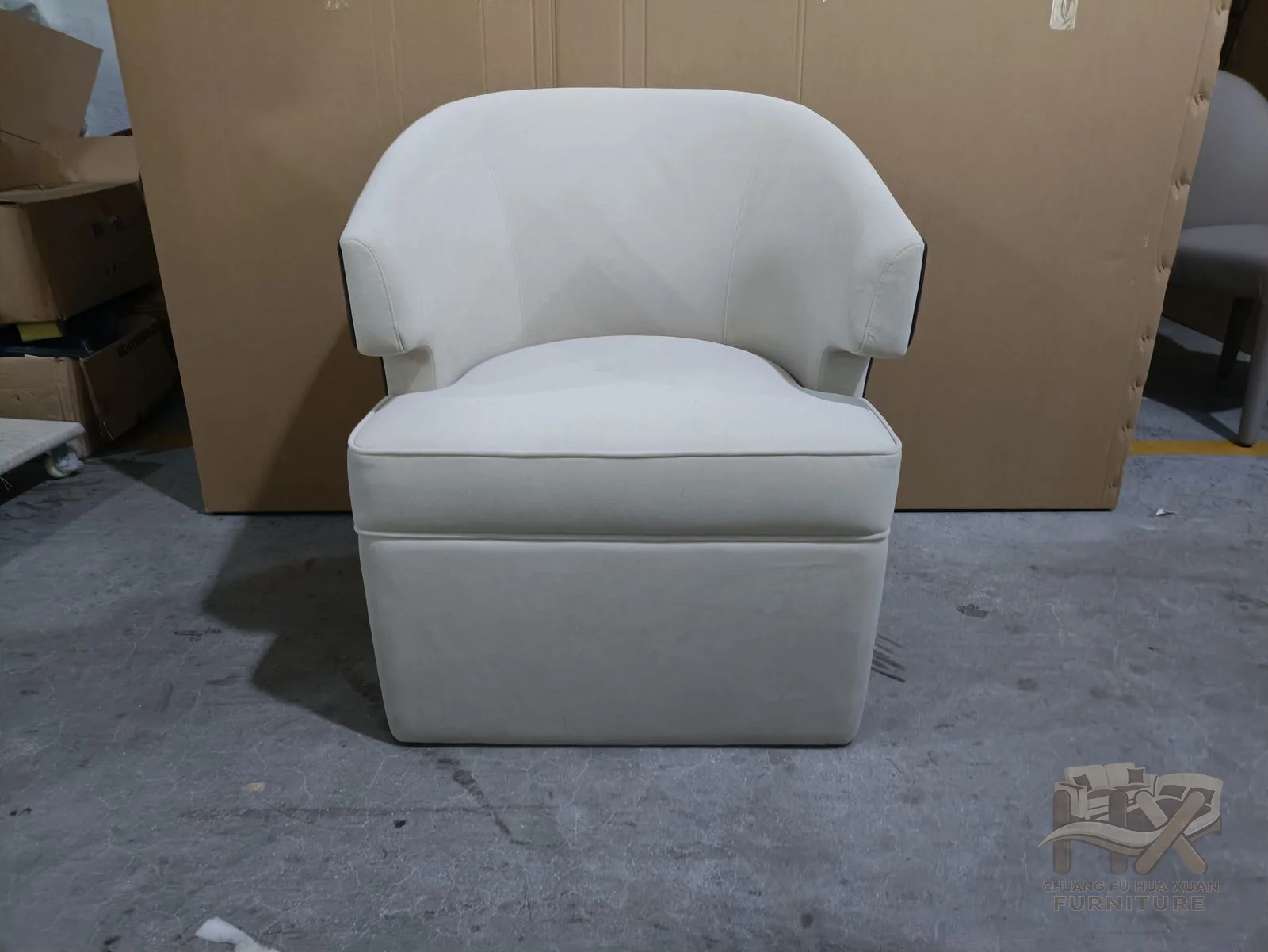 A pale seat and arms are wrapped by a dark outer back that remains visible from the side.