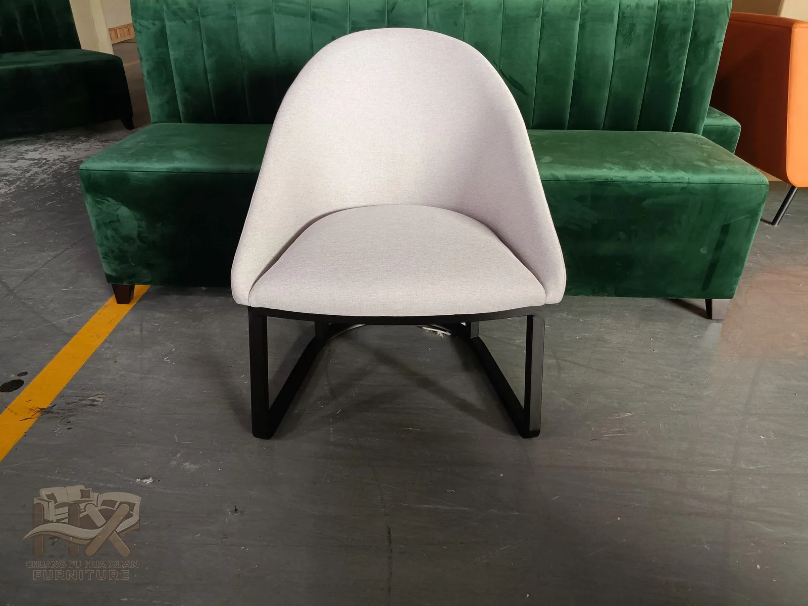 A white rounded shell seat rests on an open dark support frame.