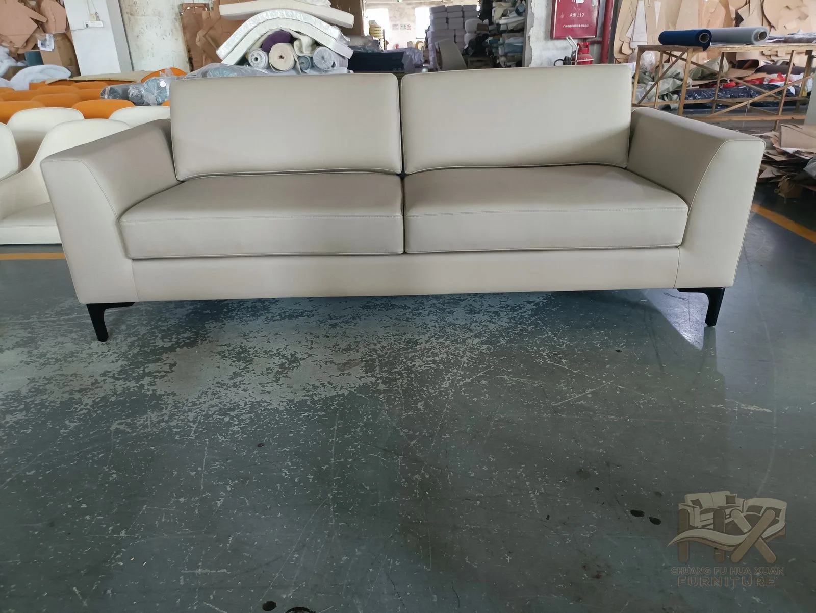 Three grey seat positions align between straight padded arms, with a low exposed foot line beneath the frame.