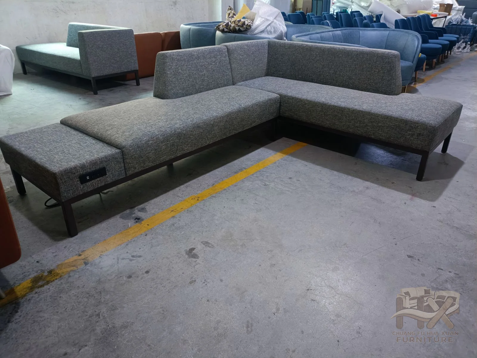 Grey deep-seat modules turn into a generous corner lounge configuration.